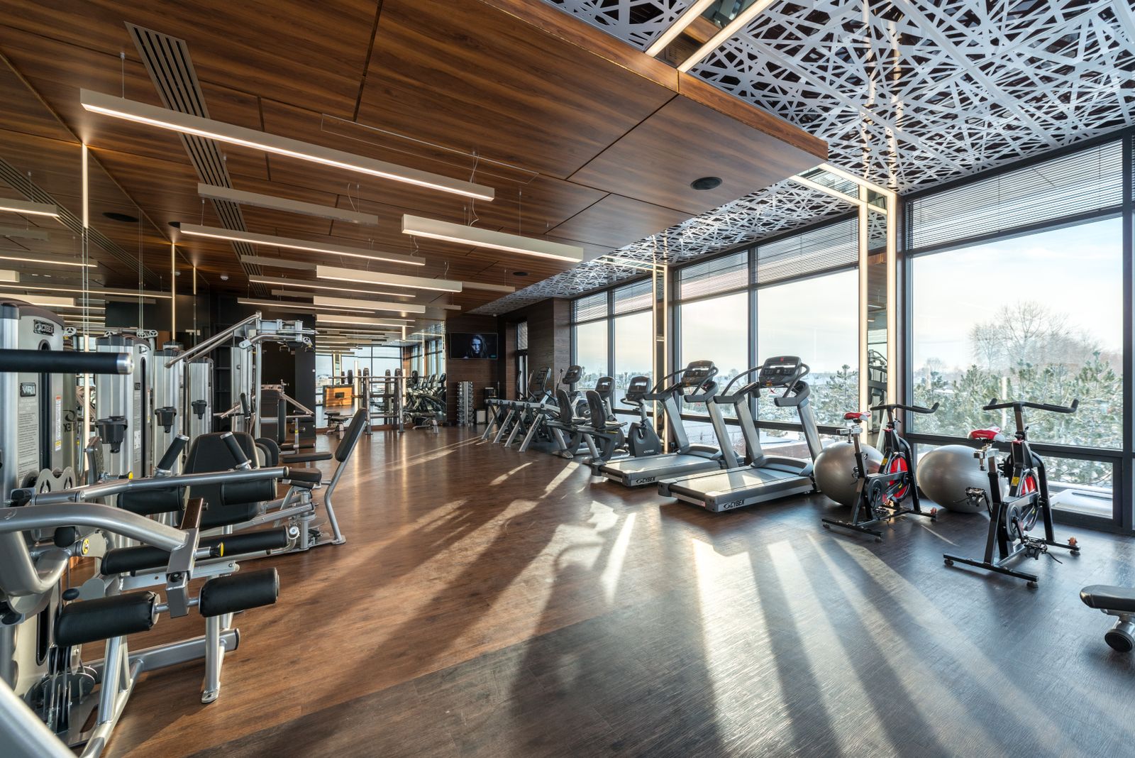 Čisté moderné fitnescentrum s veľkými oknami